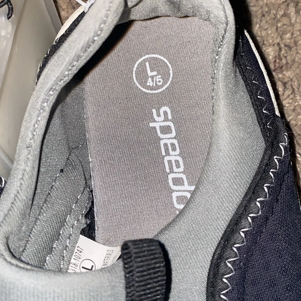 Speedo Water shoes black/gray/white Size L 4/5 Never worn - NWT